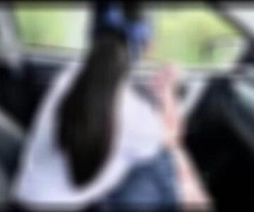 車内で中出しされるポニーテール娘