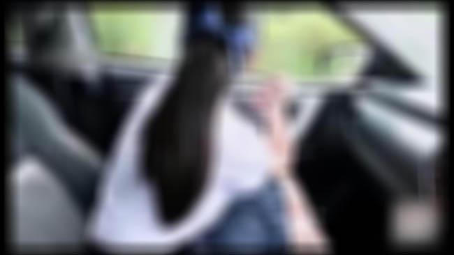 車内で中出しされるポニーテール娘